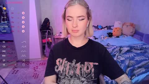 Snapshot of shyfoxxxy chatting on 02.05.25 Effie online show from 02.05.25