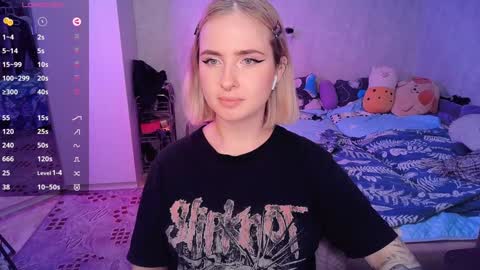 Snapshot of shyfoxxxy chatting on 02.08.25 Effie online show from 02.08.25