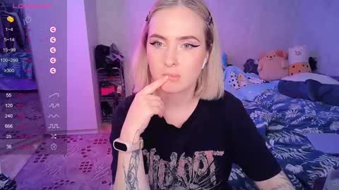 Snapshot of shyfoxxxy chatting on 02.09.25 Effie online show from 02.09.25