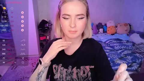 Snapshot of shyfoxxxy chatting on 02.10.25 Effie online show from 02.10.25