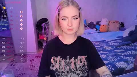 Snapshot of shyfoxxxy chatting on 02.12.25 Effie online show from 02.12.25