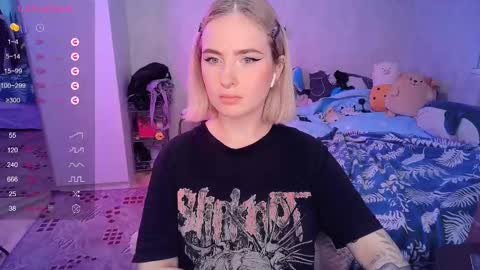 Snapshot of shyfoxxxy chatting on 02.13.25 Effie online show from 02.13.25