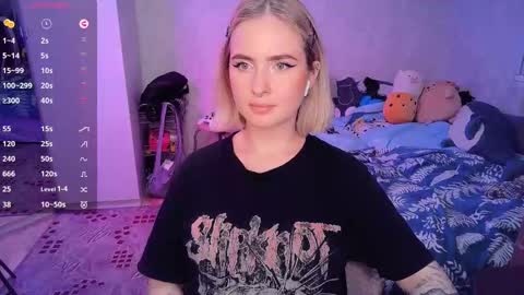 Snapshot of shyfoxxxy chatting on 02.13.25 Effie online show from 02.13.25