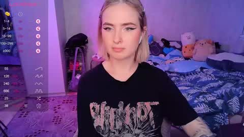 Snapshot of shyfoxxxy chatting on 02.14.25 Effie online show from 02.14.25