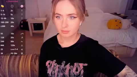 Snapshot of shyfoxxxy chatting on 03.03.25 Effie online show from 03.03.25