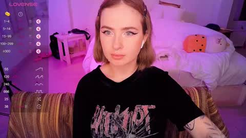 Snapshot of shyfoxxxy chatting on 03.05.25 Effie online show from 03.05.25