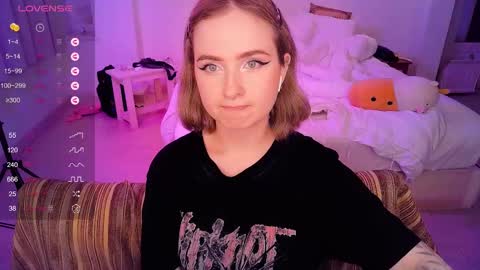 Snapshot of shyfoxxxy chatting on 03.05.25 Effie online show from 03.05.25