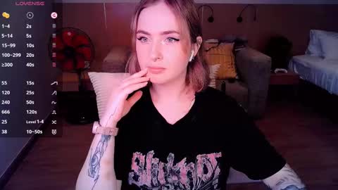 Snapshot of shyfoxxxy chatting on 03.10.25 Effie online show from 03.10.25