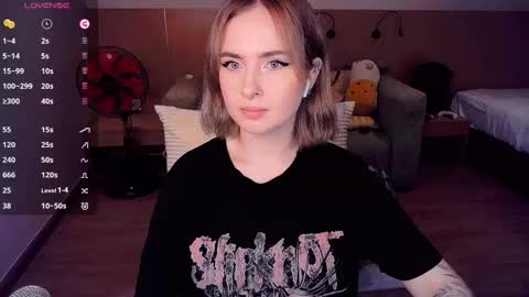 Snapshot of shyfoxxxy chatting on 03.11.25 Effie online show from 03.11.25