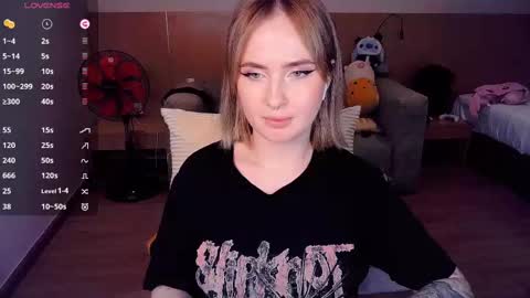 Snapshot of shyfoxxxy chatting on 03.12.25 Effie online show from 03.12.25