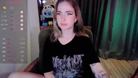 Snapshot of shyfoxxxy chatting on 09.08.25 Effie online show from 09.08.25