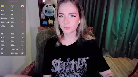 Snapshot of shyfoxxxy chatting on 09.11.25 Effie online show from 09.11.25