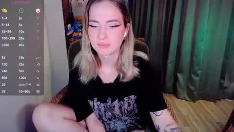 Snapshot of shyfoxxxy chatting on 09.27.25 Effie online show from 09.27.25