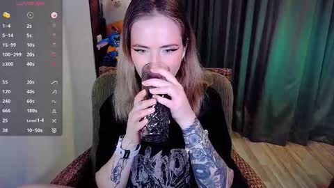 Snapshot of shyfoxxxy chatting on 10.15.25 Effie online show from 10.15.25