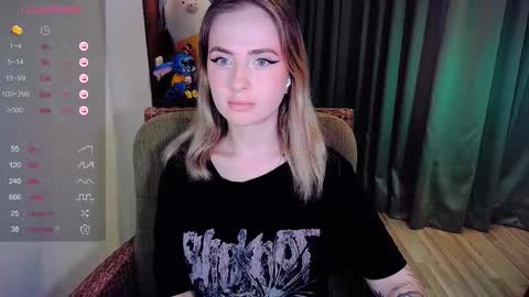 Snapshot of shyfoxxxy chatting on 10.16.25 Effie online show from 10.16.25