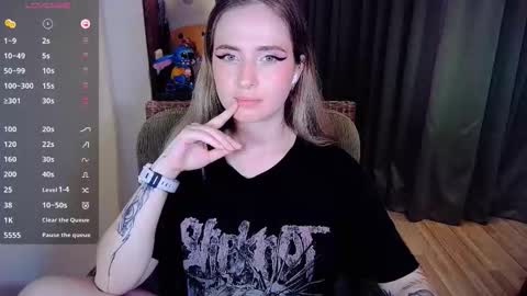 Snapshot of shyfoxxxy chatting on 10.18.25 Effie online show from 10.18.25