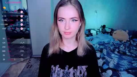 Snapshot of shyfoxxxy chatting on 10.30.25 Effie online show from 10.30.25