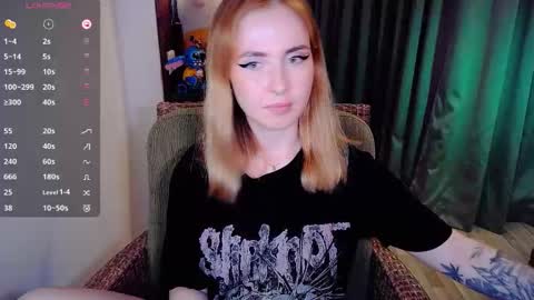 Snapshot of shyfoxxxy chatting on 11.11.25 Effie online show from 11.11.25