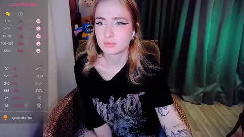 Snapshot of shyfoxxxy chatting on 11.24.25 Effie online show from 11.24.25