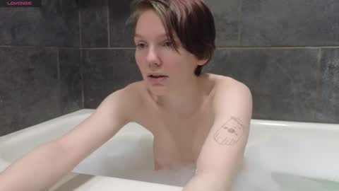 Snapshot of shyohiogirl chatting on 02.10.25 Hippie online show from 02.10.25