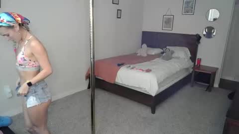 Snapshot of shyy_petitebaby chatting on 01.17.26 shypetitebaby online show from 01.17.26