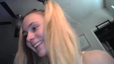 Snapshot of shyy_petitebaby chatting on 02.26.26 shypetitebaby online show from 02.26.26