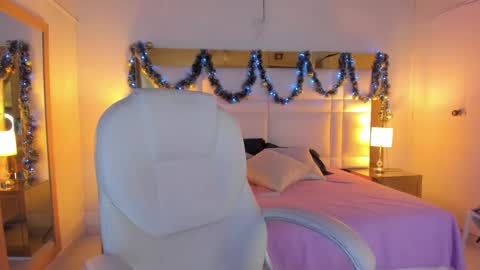 Sienna  online show from 12.20.25