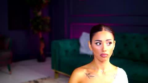 Snapshot of siennaruh chatting on 09.20.25 Sienna online show from 09.20.25