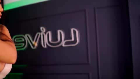 Snapshot of siennaruh chatting on 10.20.25 Sienna online show from 10.20.25