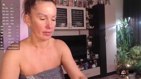 Snapshot of silenaa_sloussen chatting on 11.18.25 silenaa_sloussen online show from 11.18.25