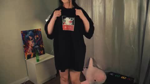 Snapshot of silkyfin chatting on 12.17.25 Nixie online show from 12.17.25