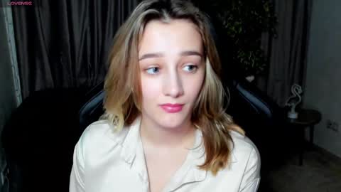 Snapshot of sinty_noria chatting on 02.28.25 Sinty Noria online show from 02.28.25