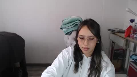 Snapshot of skarlet_adams chatting on 02.17.25 Alice online show from 02.17.25