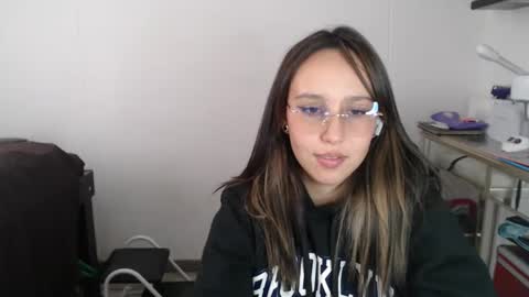 Snapshot of skarlet_adams chatting on 03.06.25 Alice online show from 03.06.25