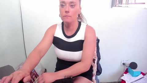 TINNA online show from 09.11.25