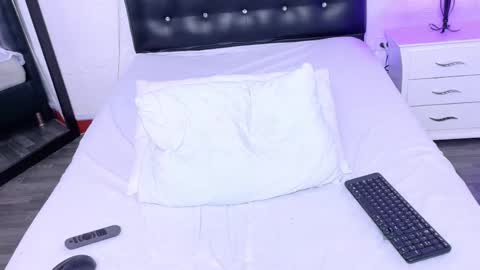 Snapshot of skinny_hottie18 chatting on 03.05.25 skinny_hottie18 online show from 03.05.25