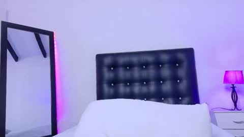 Snapshot of skinny_hottie18 chatting on 11.28.25 skinny_hottie18 online show from 11.28.25