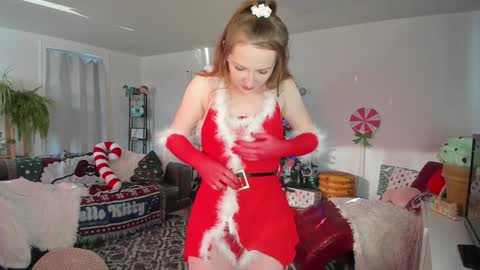 Snapshot of skyewatson chatting on 12.21.24 Skye Watson online show from 12.21.24