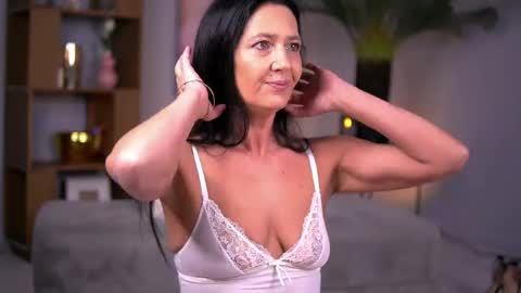 Snapshot of skylerlune chatting on 04.14.26 Skyler online show from 04.14.26