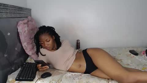 Snapshot of skyqueen0 chatting on 10.31.25 skyqueen0 online show from 10.31.25