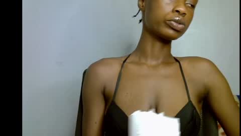 Snapshot of slim_petitqueen chatting on 05.20.26 Alice online show from 05.20.26