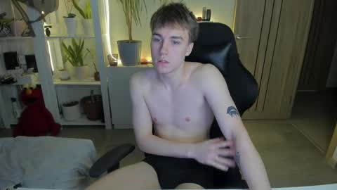 Snapshot of slippery_baby chatting on 02.11.25 Mila online show from 02.11.25