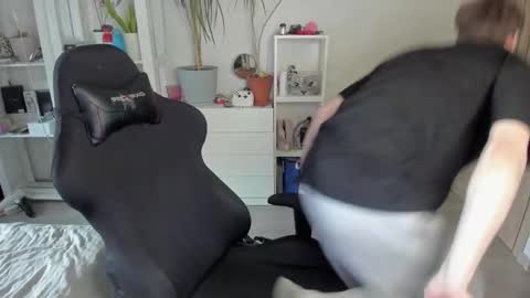 Snapshot of slippery_baby chatting on 03.04.25 Mila online show from 03.04.25