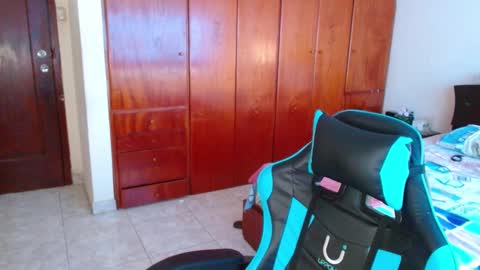 Snapshot of slogan_30 chatting on 03.05.25 Logan online show from 03.05.25