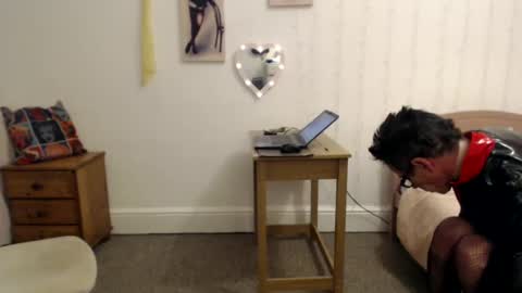 Snapshot of slutsuzy chatting on 01.08.25 Slut Suzy online show from 01.08.25