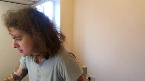 Snapshot of sluttysuzie17 chatting on 05.17.26 SluttySuzie17 online show from 05.17.26