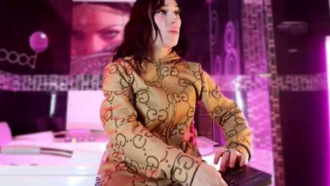 Small Hot19 online show from 12.16.25