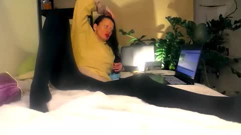 Snapshot of smile_dance_ chatting on 11.28.25 smile_dance_ online show from 11.28.25