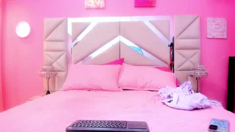 Snapshot of smith_abigail15 chatting on 11.20.25 milk girl online show from 11.20.25