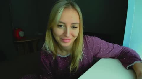 Snapshot of snezanablond chatting on 02.24.25 Sneja online show from 02.24.25